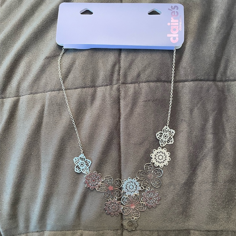 Women’s silver flower necklace